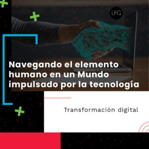 Mano humana dando la mano a una mano digital que emerge de una laptop